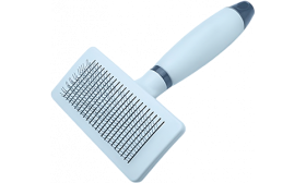 Ergonomische hellblaue Katzenbürste mit Reinigungs­knopf und feinen Borsten, ideal für einfache, sichere Pflege.