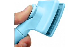 Selbstreinigende blaue Katzenbürste mit Reinigungs­knopf und weichen Borsten für sichere, bequeme Pflege.