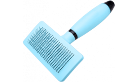 Ergonomische blaue Katzenbürste mit Reinigungs­knopf und feinen Borsten, ideal für einfache, sichere Pflege.