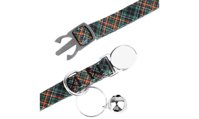Detail des mehrfarbigen Katzenhalsbands mit Metallschnalle, Silberring und Glöckchen, Teil der katzenmarken.