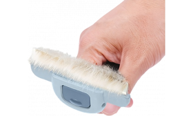 Edelstahlklinge des grau-blauen Katzenkamms, voll mit losem Fell nach dem Bürsten, für Katzen.